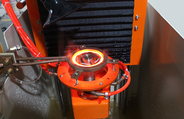 半自动高频淬火机床是一种先进的热处理设备