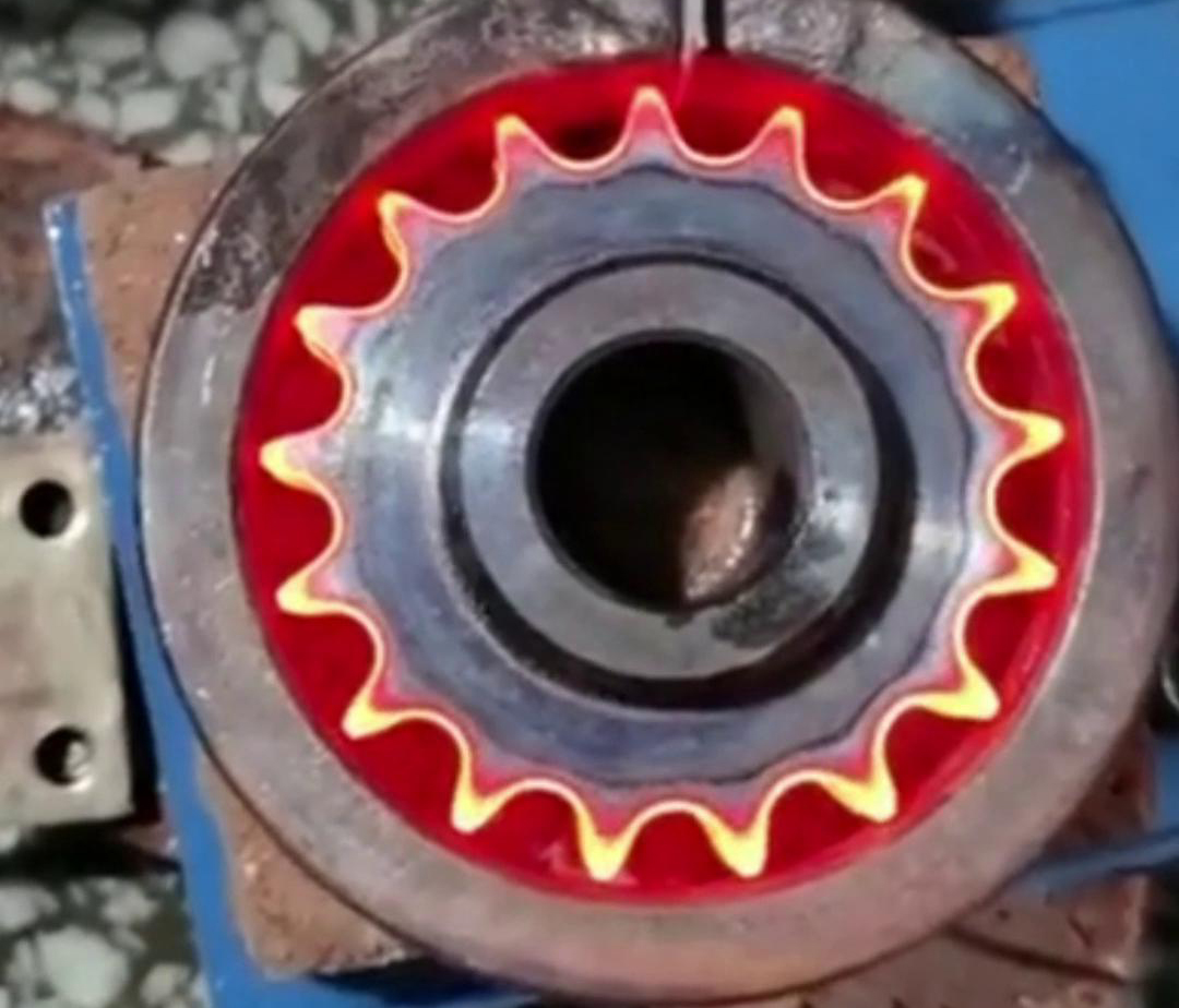 齿轮高频淬火设备是一种专门用于齿轮淬火处理的设备