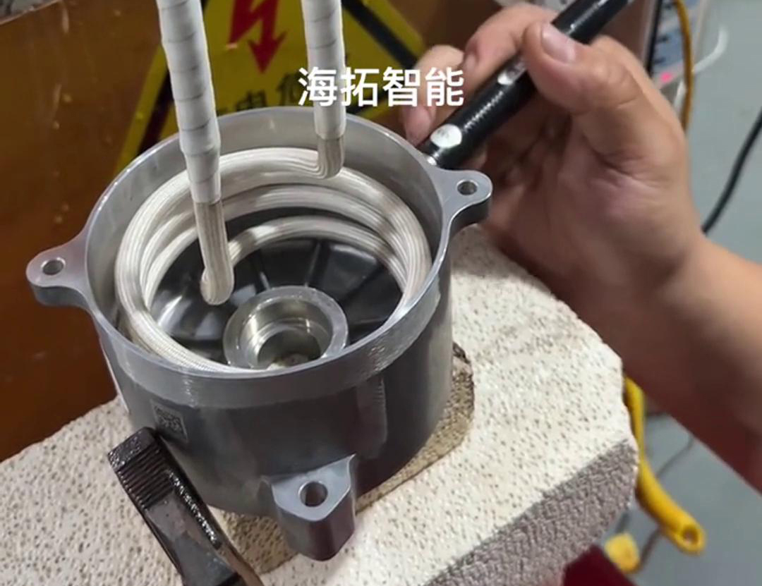高频加热机对电机壳加热到150度，然后进行热装热配合工艺