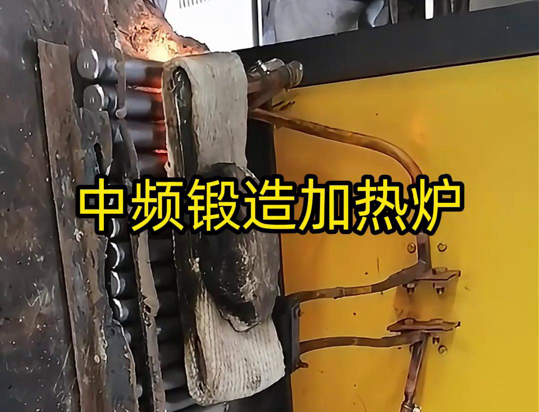 送料机自动化上下料的棒料锻造加热炉，主要由中频锻造加热炉和自动化送料机构成