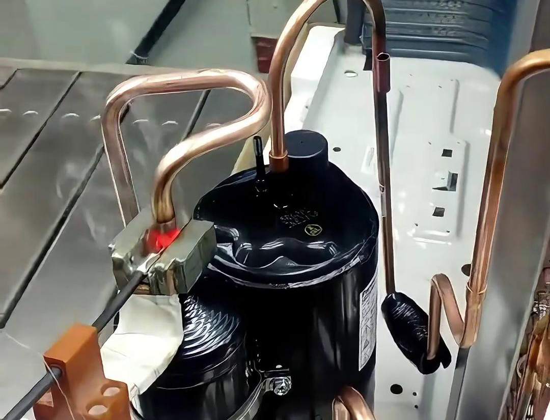 使用手持式高频焊机对空调压缩机铜管进行焊接