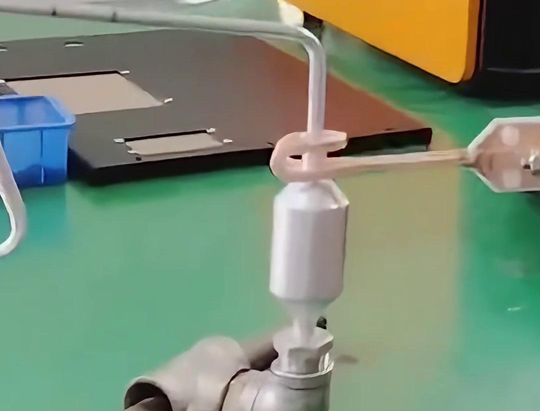 ​手持式高频感应焊机在铝管铝储液器的钎焊过程中展现出了其独特的魅力和高效性