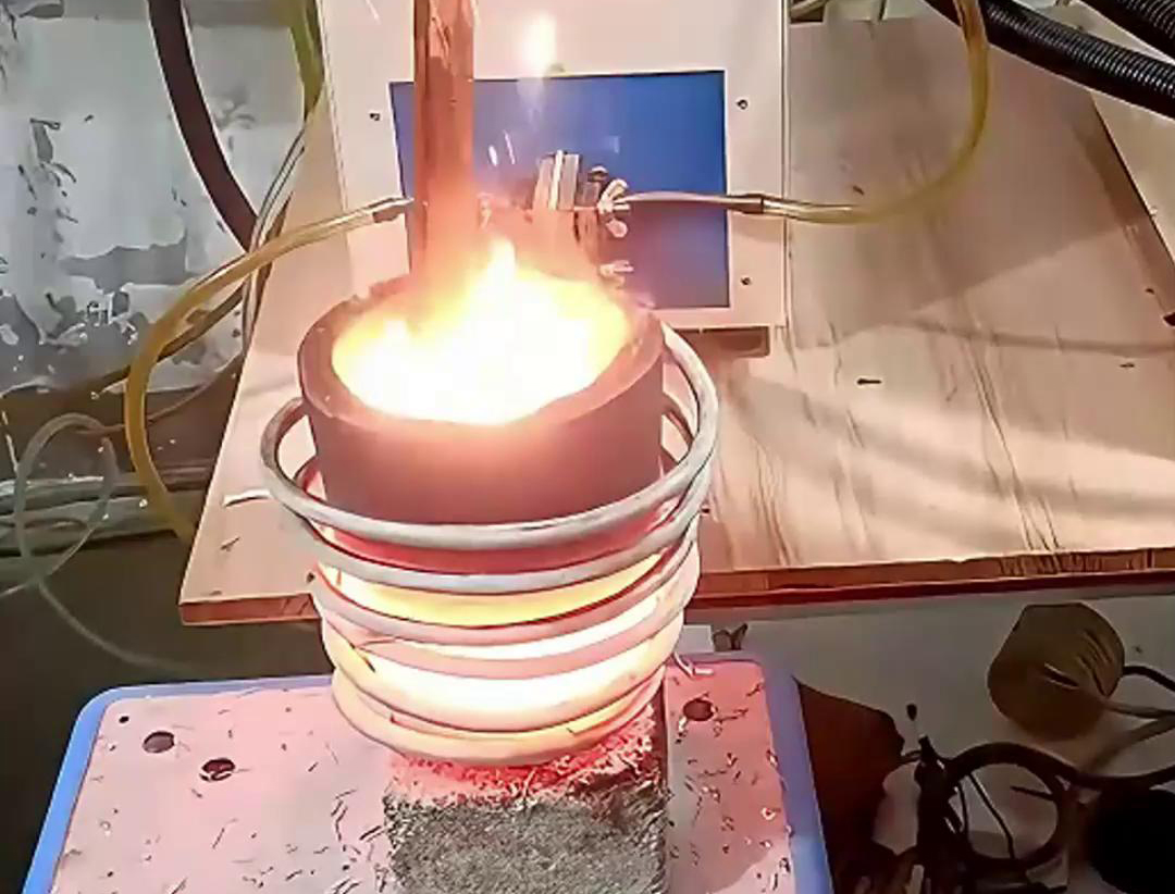 小型高频熔炼炉在金属熔炼领域具有广泛的应用前景和重要的实用价值(图1)
