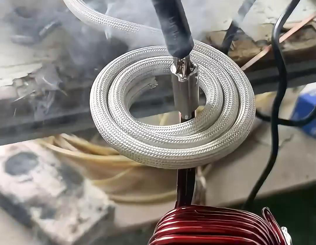 高频焊接机在对变压器进行焊锡操作时，有哪些优势和特点？