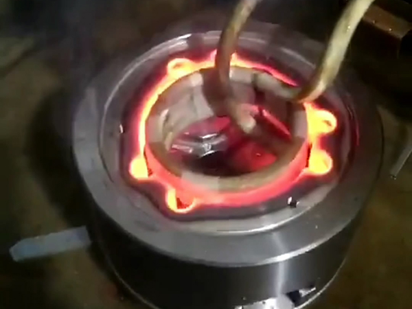 手持式感应加热设备在进行内孔加热淬火热处理时具有独特的优势(图2) 手持式感应加热设备在进行内孔加热淬火热处理时具有独特的优势(图2)