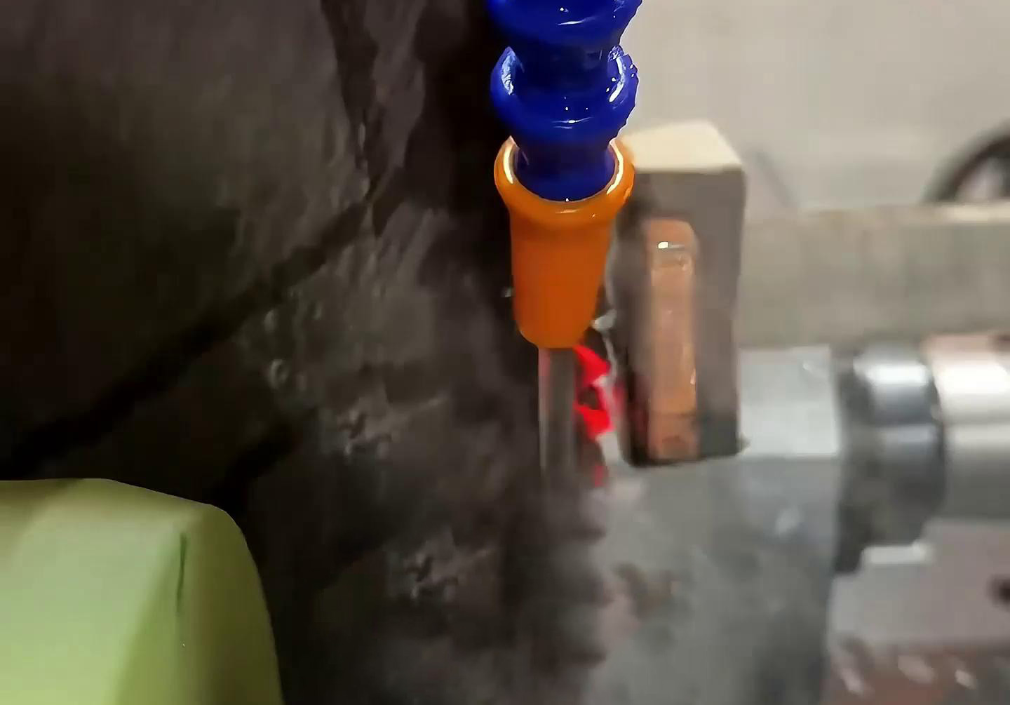 大型锯片锯齿淬火设备是专门用于对大型锯片的锯齿部分进行淬火处理的设备