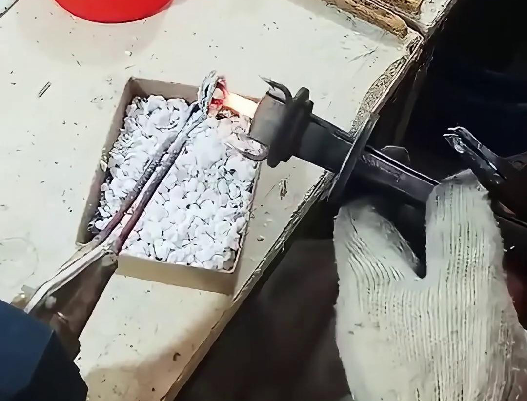 高频钎焊机被广泛应用于各种类型鱼钩的焊接，如普通鱼钩、三锚钩、抛钩、爆炸钩等