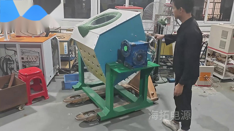 160KW中频熔炼炉-300公斤手摇倾倒式熔铜炉(图1) 160KW中频熔炼炉-300公斤手摇倾倒式熔铜炉(图1)