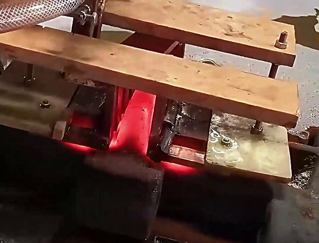 将履带板放入中频淬火设备中，加热速度快，加热时间短，有助于减少氧化脱碳现象