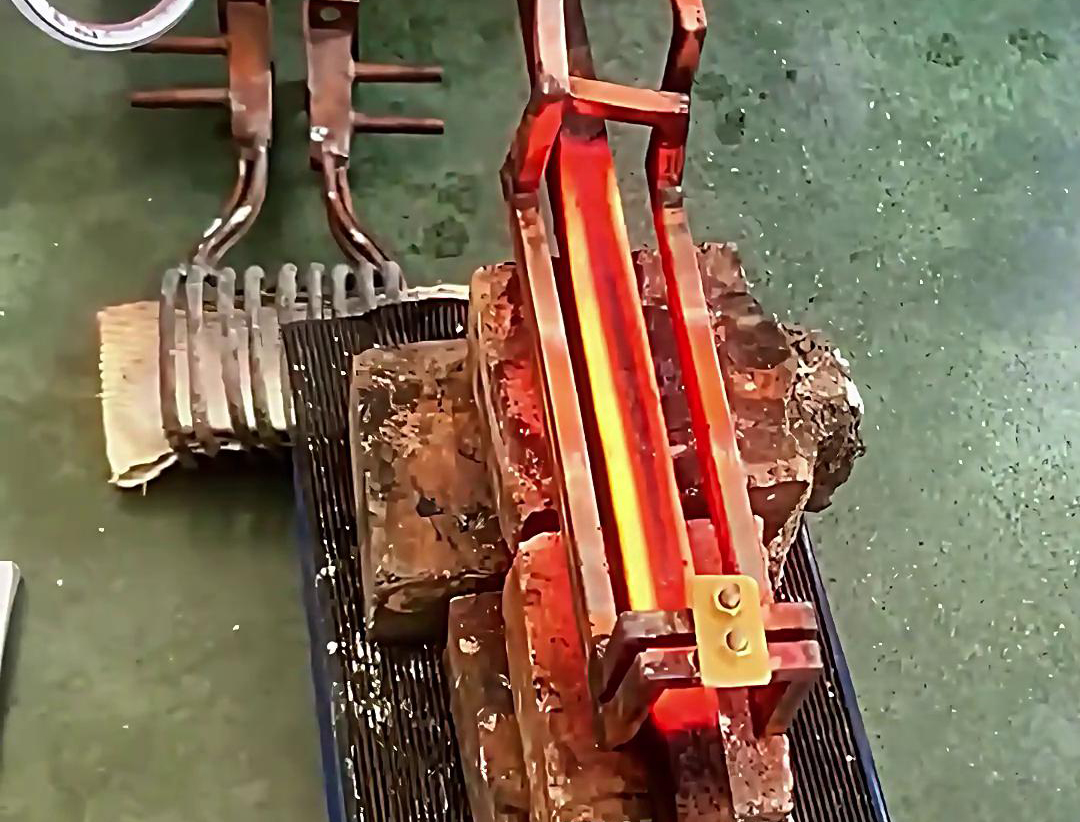 高频感应加热机对25mm方钢进行加热测试时，选择U型加热线圈还是方型感应加热线圈