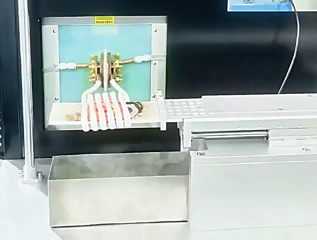 超高频加热机能够控制加热温度和时间，确保钛合金表壳获得所需的物理和化学性能