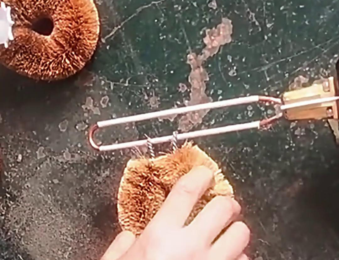 在将刷子金属柄加热后插入塑料内的过程中，感应加热设备起到了关键作用