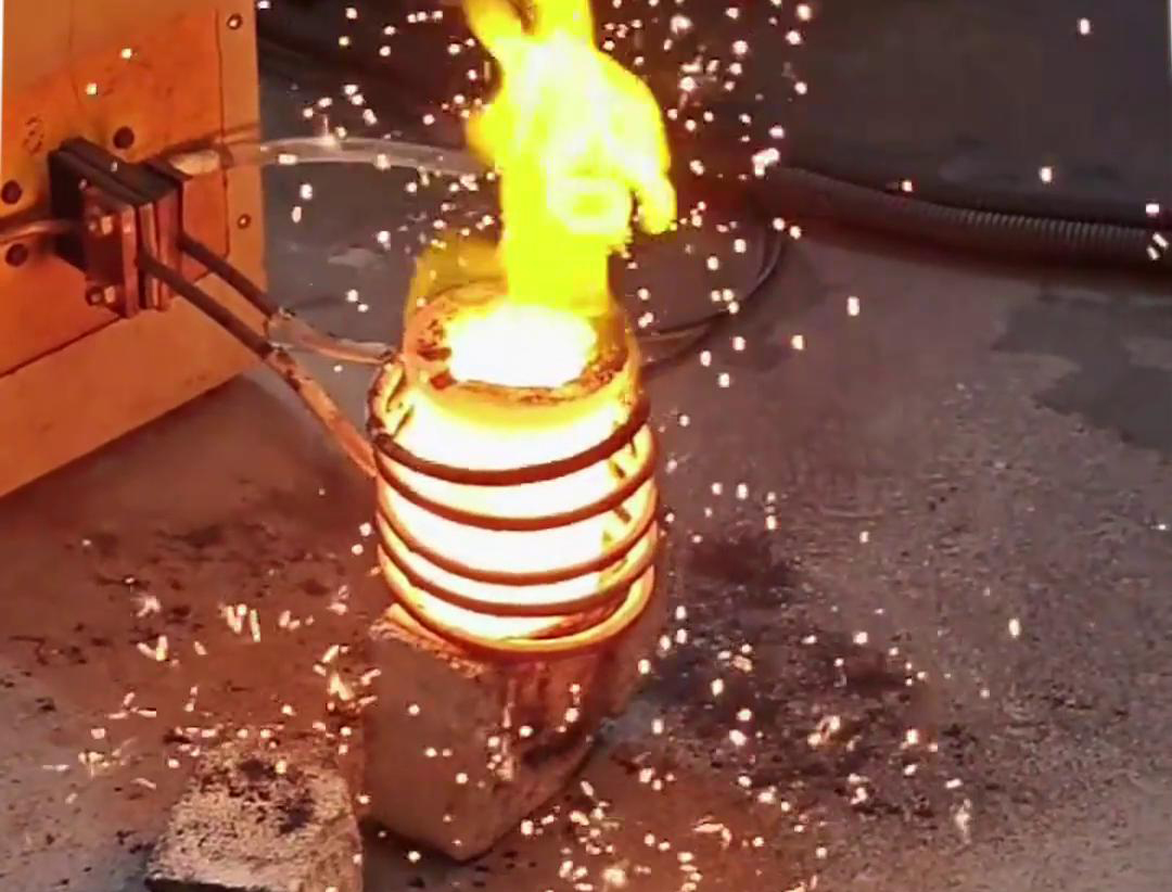 只要220V电压的小型高频熔炼炉对1斤钢粉熔炼测试