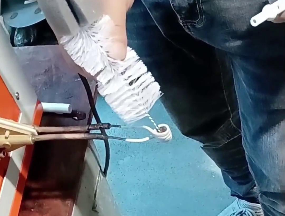 使用高频加热机热装铁柄刷子塑料手柄的操作指南