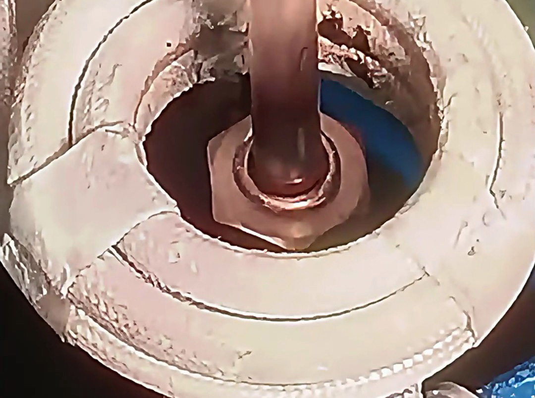 双工位半自动铜管焊接设备，采用人工装填焊料和铜管，配合高频焊机进行焊接