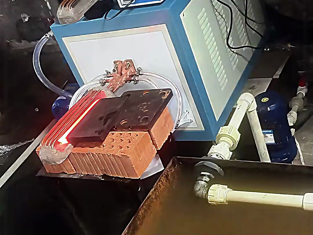 特种钢材刀片超音频淬火热处理现场，超音频加热电源实现刀具淬火热处理