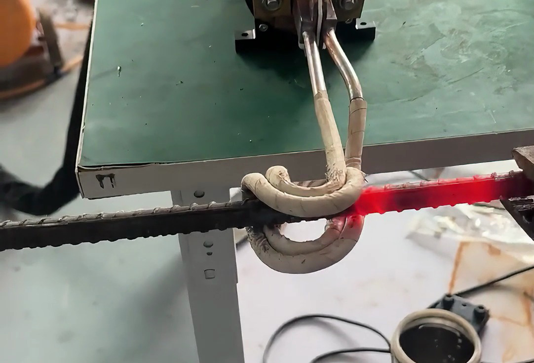 手持式高频加热机 U 型线圈在螺纹钢筋在线加热中的工厂应用(图1)