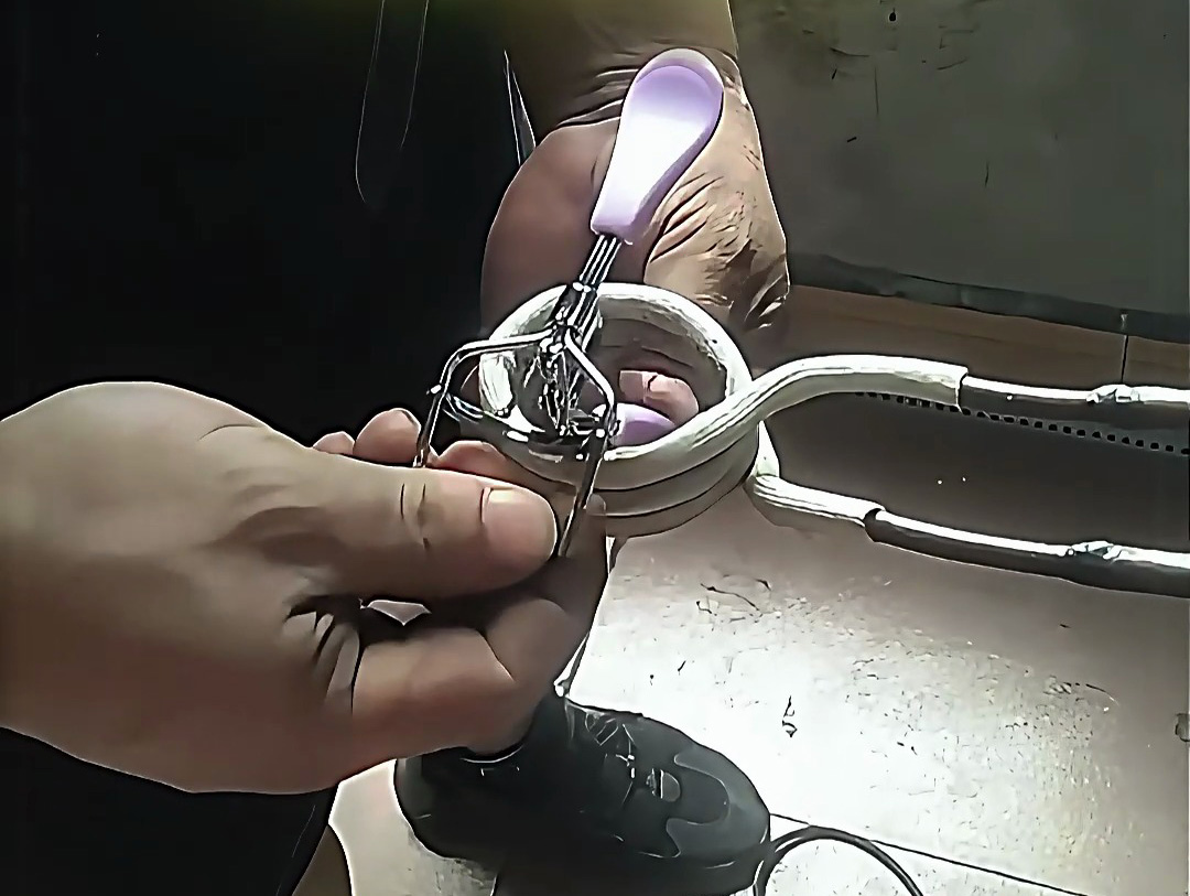 海拓高频加热机分离眉毛夹金属与塑料:无损高效的精准分离方案(图1) 海拓高频加热机分离眉毛夹金属与塑料:无损高效的精准分离方案(图1)