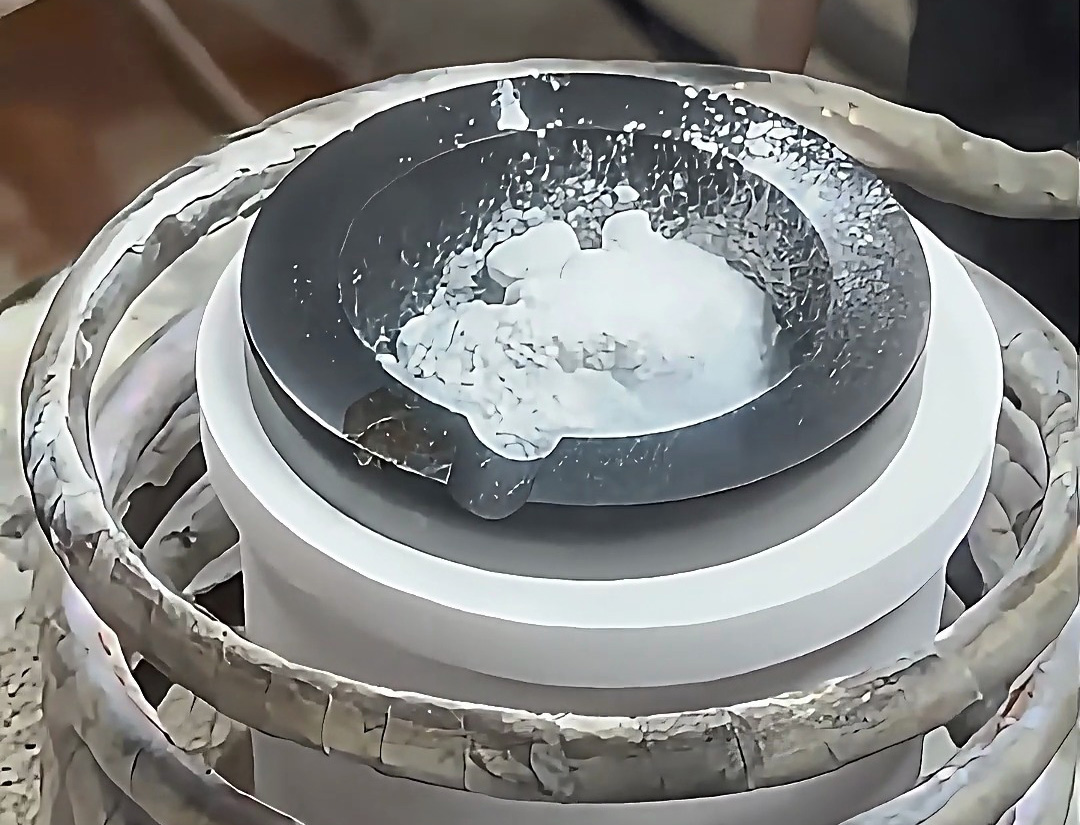 使用小型高频熔炼炉配合特殊坩埚对玻璃粉末熔炼测试