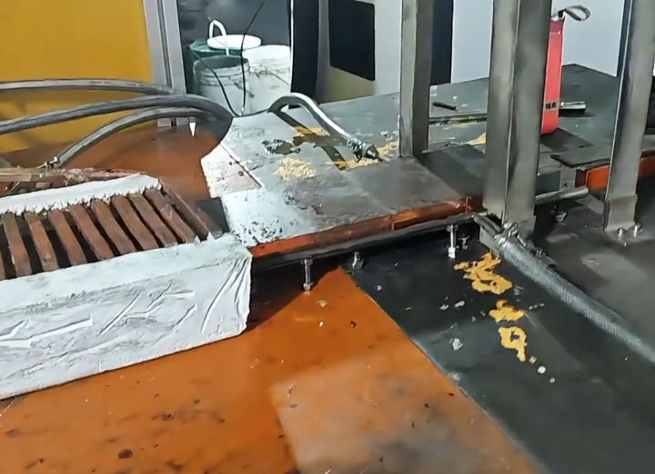 钢板加热用传统火焰炉OUT了！中频感应加热设备才是未来趋势！