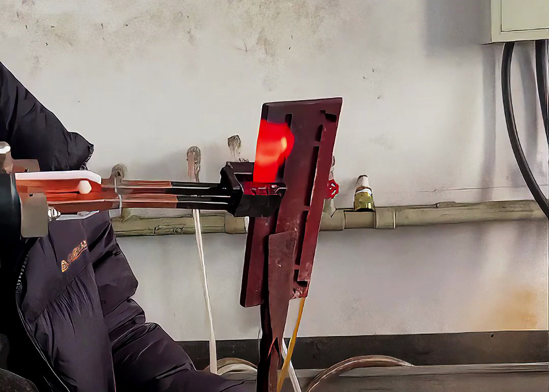 你以为加热设备很复杂？这款手持式高频加热机操作超简单