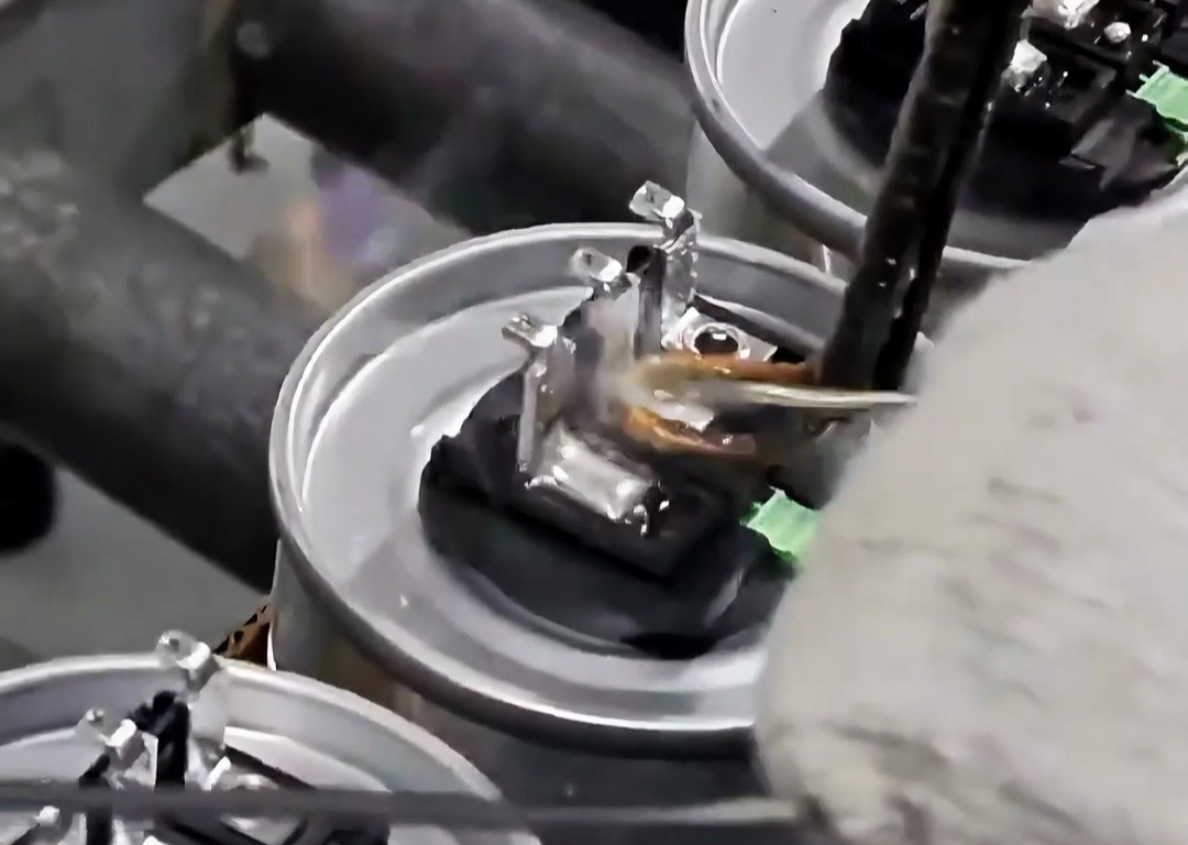 焊锡填充品质无忧，海瑞拓手持式高频焊机赋能电子加工(图1)