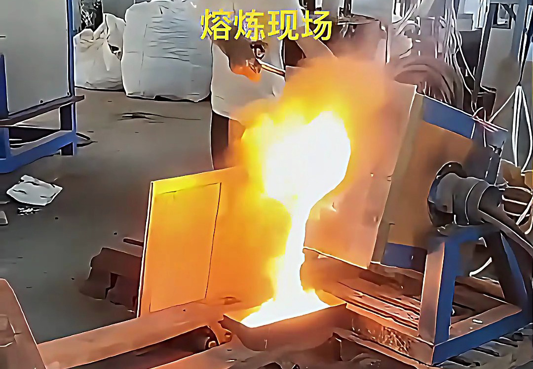 金属加工老板速看！250 公斤倾倒式中频熔铜炉倒料实拍
