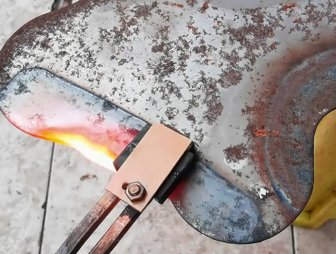 手持式高频加热机 贴着钢板平面移动 热量均匀覆盖