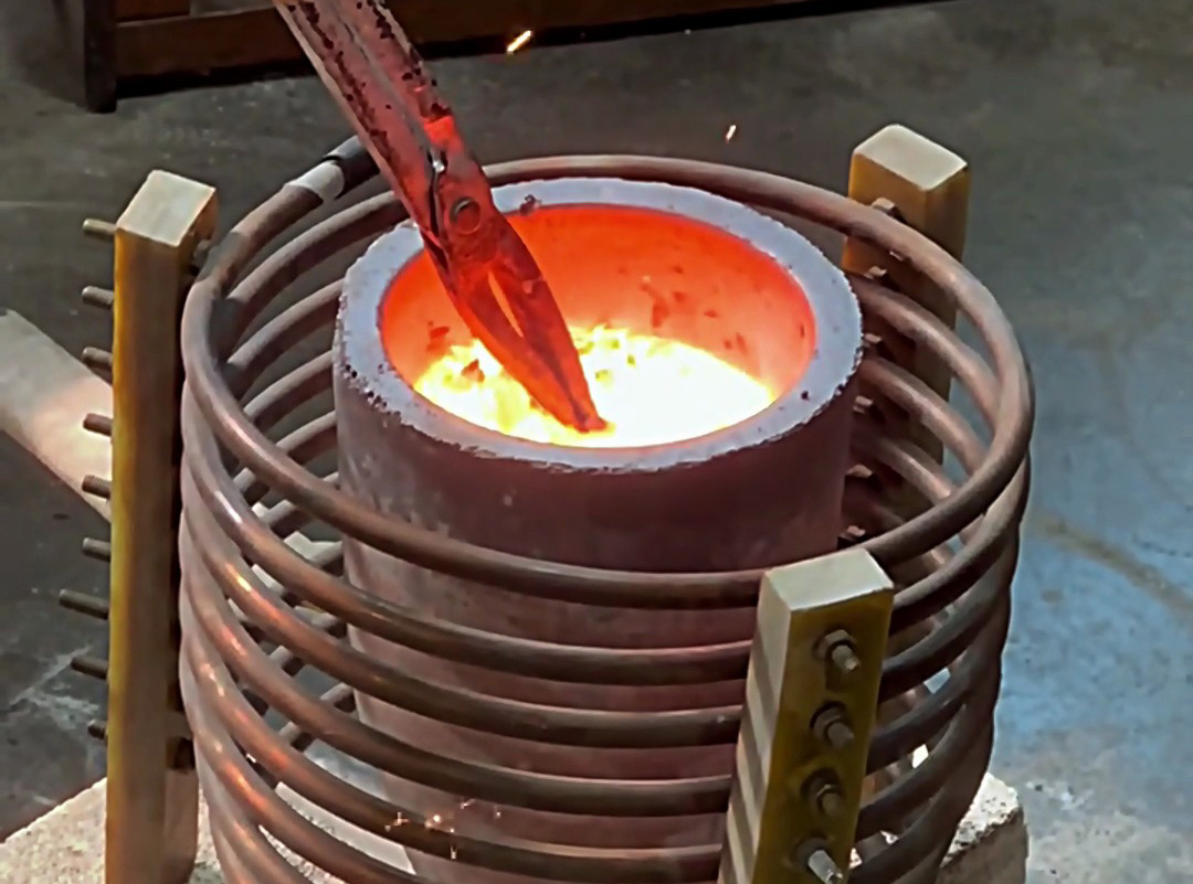 熔炼废铁选中频熔炼炉 熔炼速度较传统炉体提升 50% 以上
