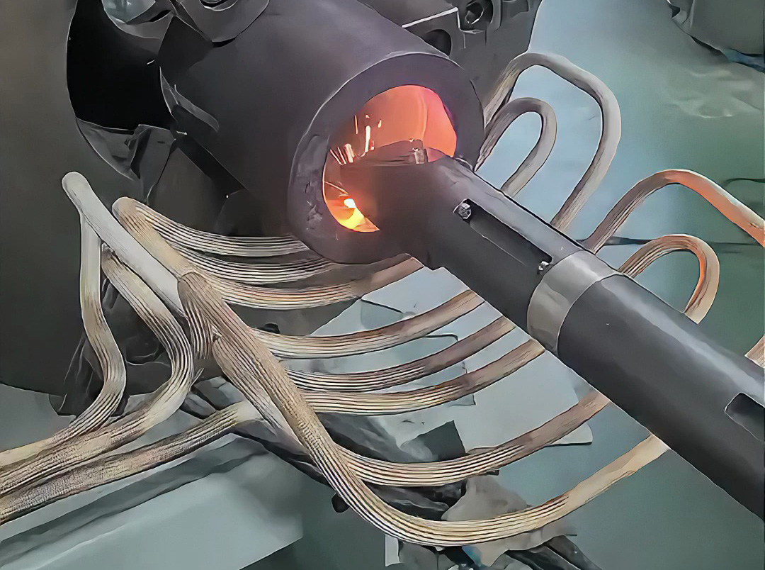 激光熔覆前使用感应加热设备配温控监测，对金属工件进行恒温加热