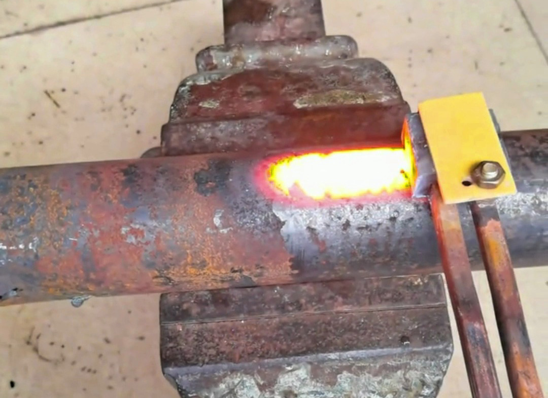 这款手持式高频加热机！钢板平面、圆管平面加热都能搞定