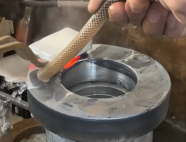 金属平面淬火为啥认准手持式高频加热机？4大硬核优势讲透！