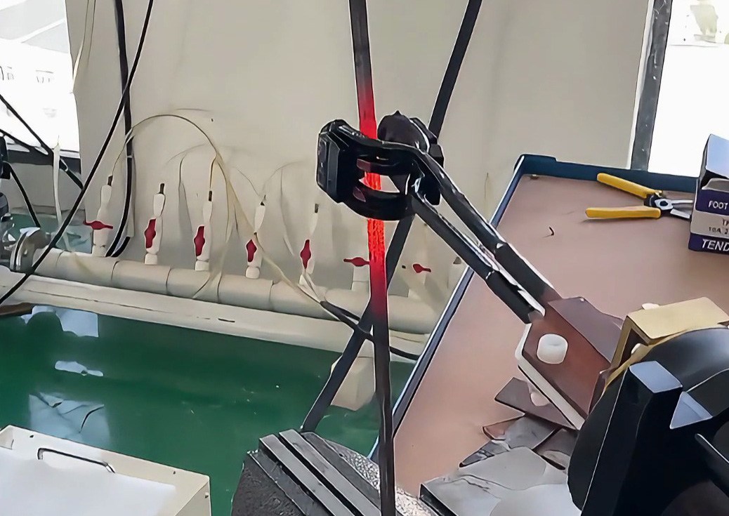 扁钢条加热退火不均匀？试试这款手持式高频加热机。