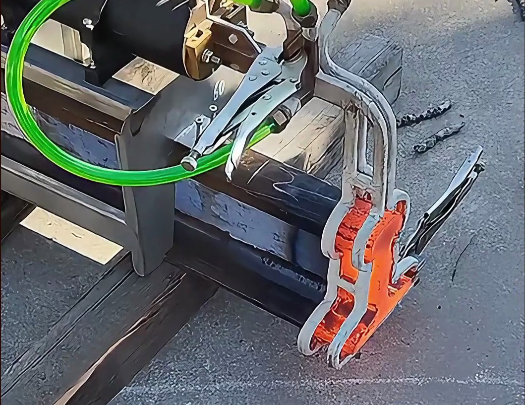 海瑞拓中频感应加热设备｜铁路轨道钢正火专属，筑牢轨道“脊梁”(图1)