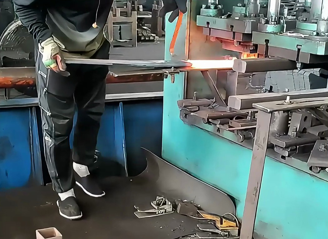 为什么越来越多工厂改用中频感应加热？答案就在这里！(图1)