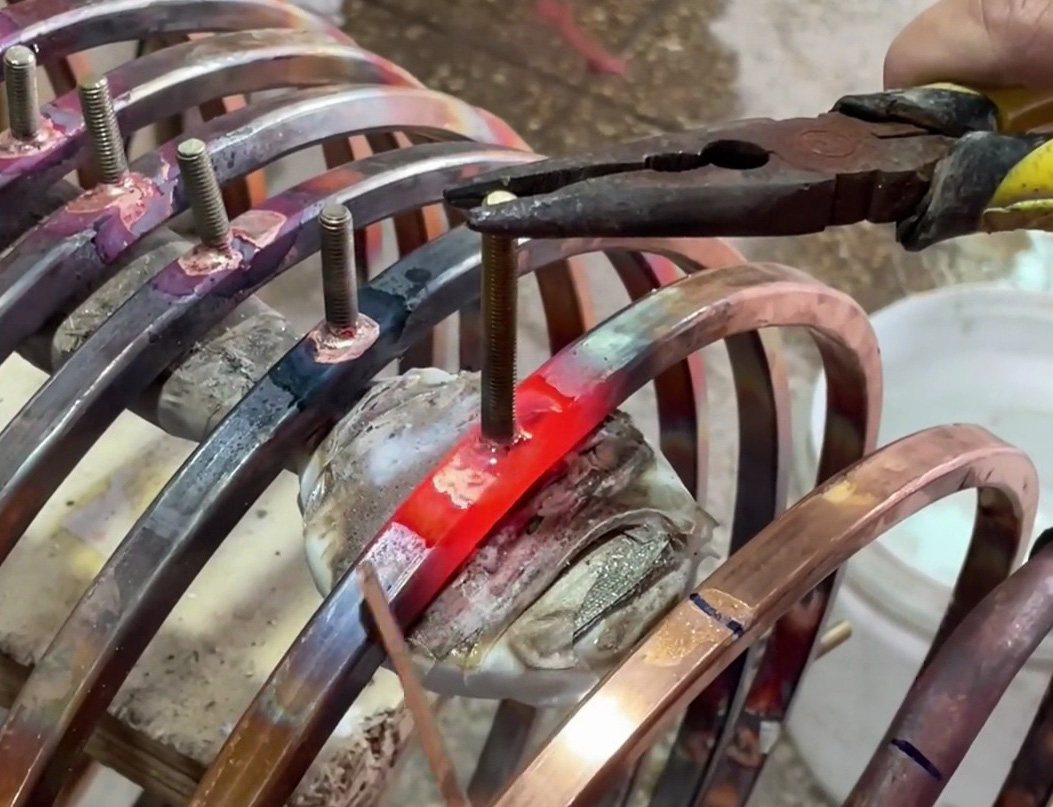 铜管螺丝如何焊得牢？高频焊机实操全过程揭秘，中频熔炼炉线圈制