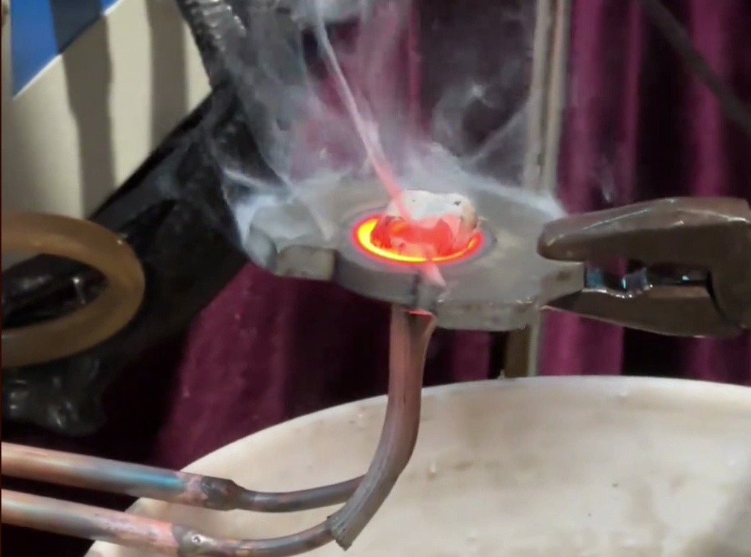 全过程揭秘！海瑞拓小型高频淬火机，轻松搞定内孔热处理难题(图1)