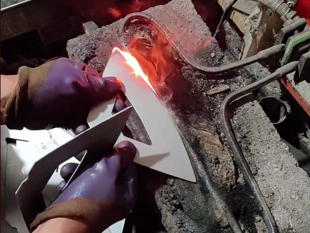 现场实拍！工人手把手教你，用高频淬火设备去除锄板口脆性