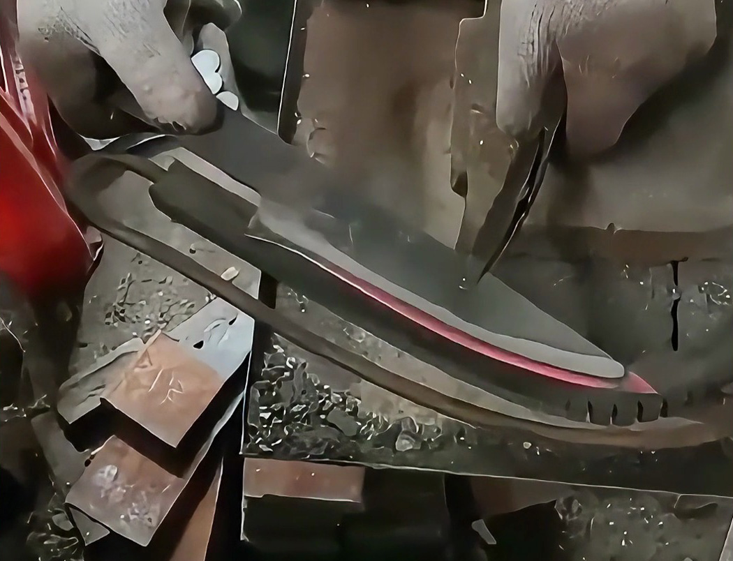 学会这招刀具淬火技术!海瑞拓高频淬火机,硬度直接秒杀同行(图1) 学会这招刀具淬火技术!海瑞拓高频淬火机,硬度直接秒杀同行(图1)