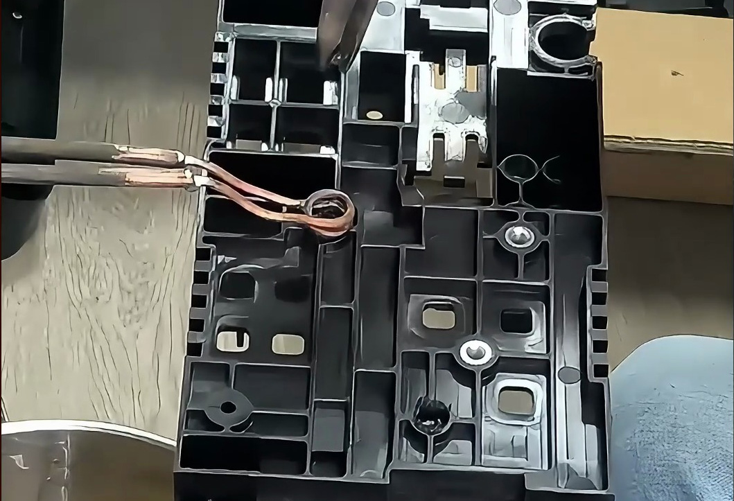 ​1分钟学会用高频加热机分离金属塑料！不用锯子锤子，轻松搞定！