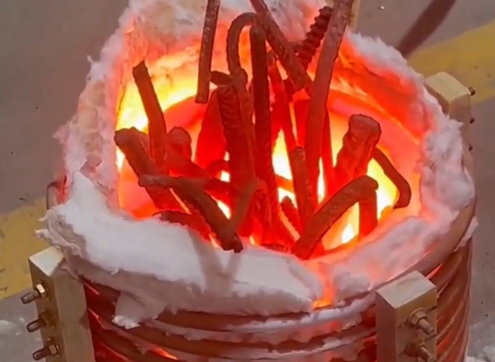 ​从废铁到熔液，这款中频感应熔炼炉可以轻松实现！