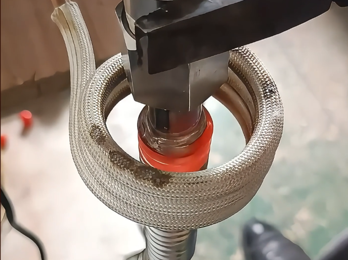 看高频焊接机如何实现不锈钢波纹与接头钎焊的！