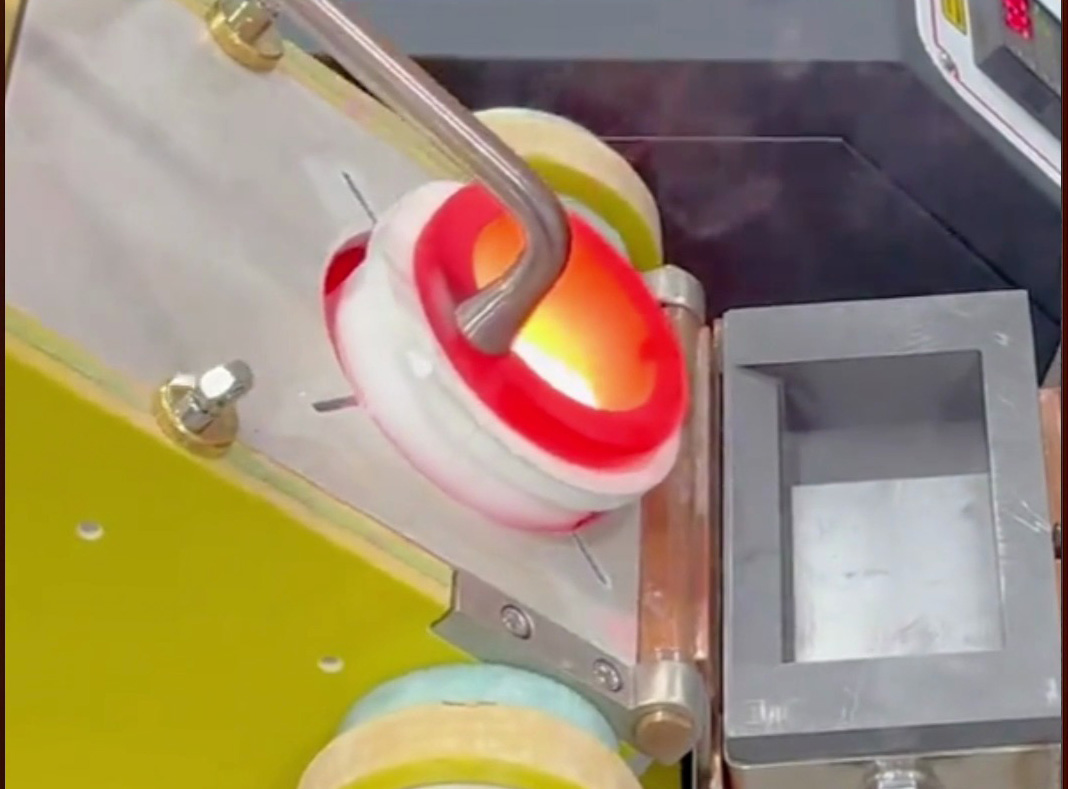 无明火就能熔化金属？倾倒式熔金机惊艳亮相！