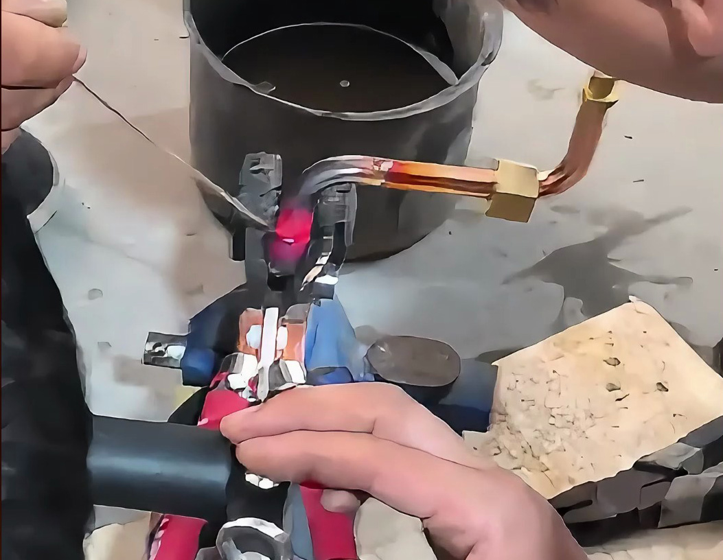    用手持式高频焊机这样做铜管焊接，再也不怕泄漏问题！