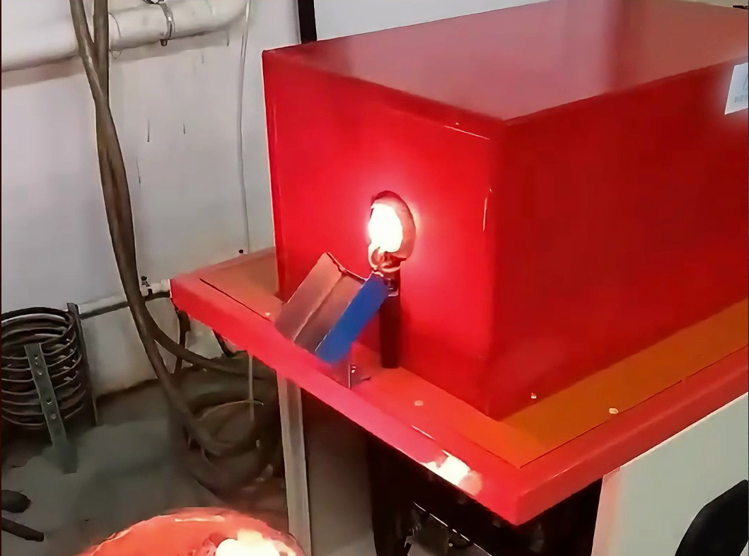 ​棒料金属加热锻造提升效率50%！中频锻造炉的自动化送料系统有多强？