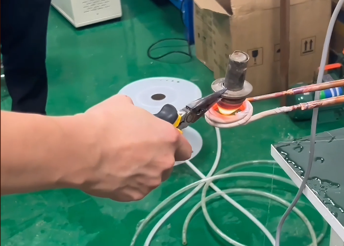 ​钻头拆合金你还在用火烧，人家用高频机5秒就拆一个了！