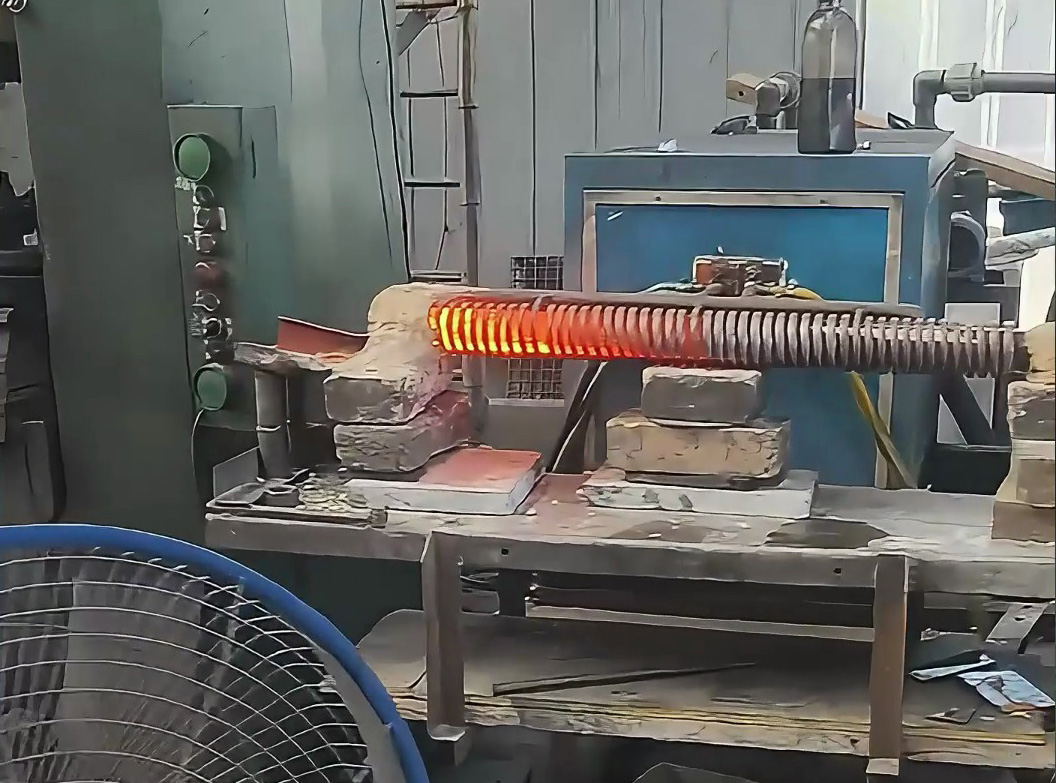 这套设备让工业锻造效率翻倍！提升机+中频加热炉的神配合！