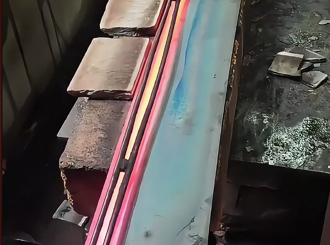 超1米宽钢板加热可选海瑞拓感应加热设备吗？专业方案来了！(图1)