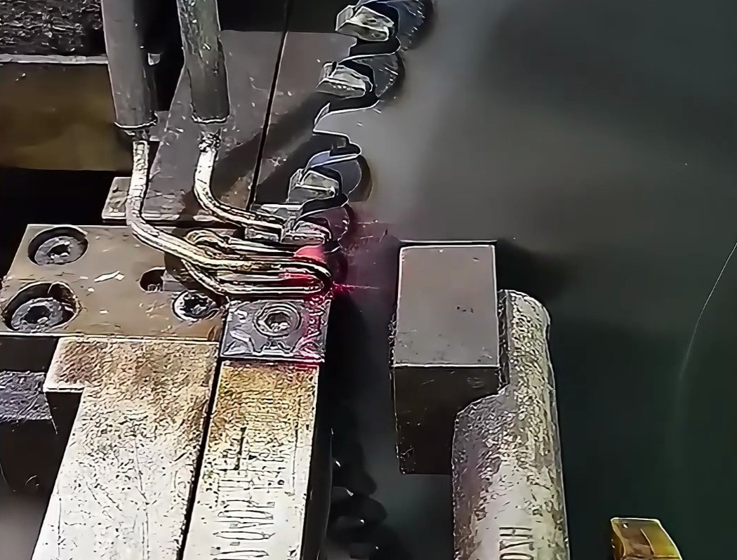  自动化超高频焊接机演示，让锯齿合金焊接变得更简单！