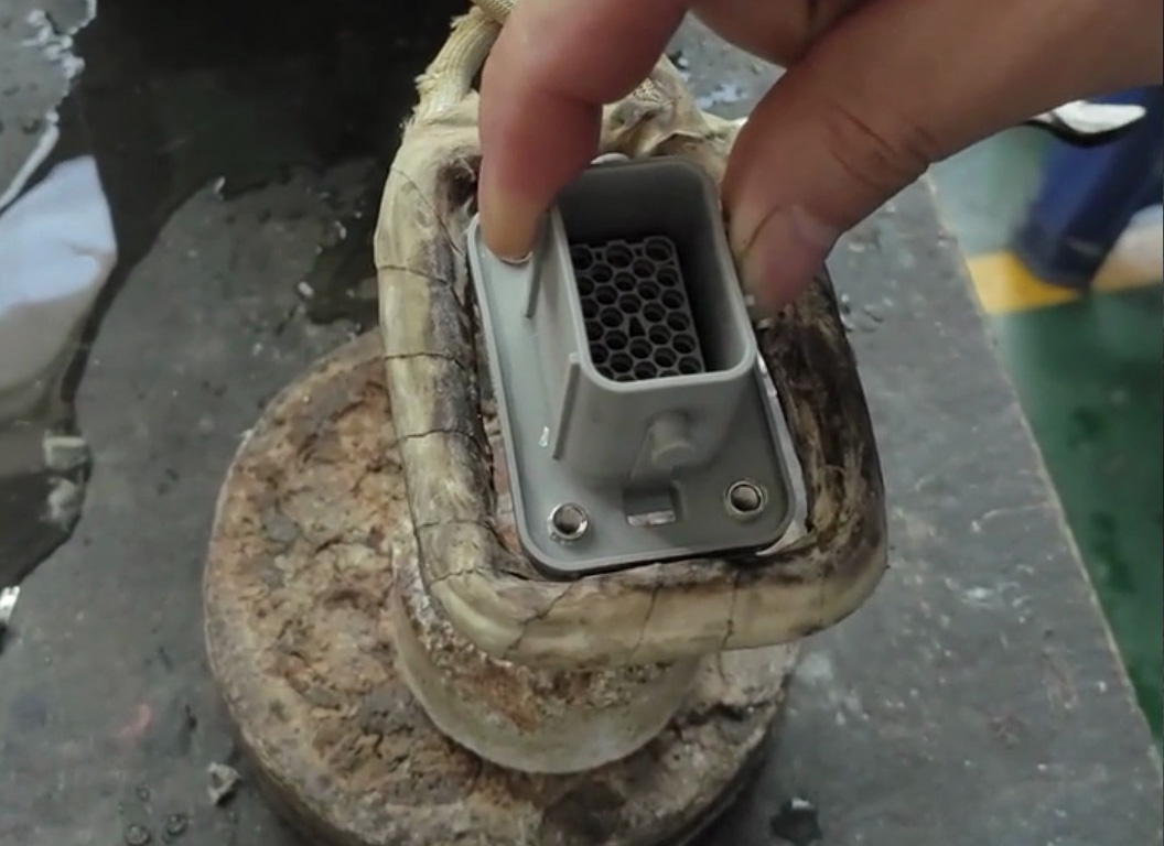 海瑞拓高频加热机｜金属塑料热拆新工艺，复合工件无损快速分离(图1)